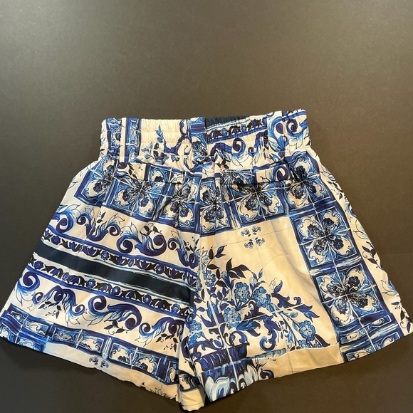 Dolce & Gabbana Blue White Majolica Print Crop Top & Shorts Set NWT Size L - Picture 5 of 9